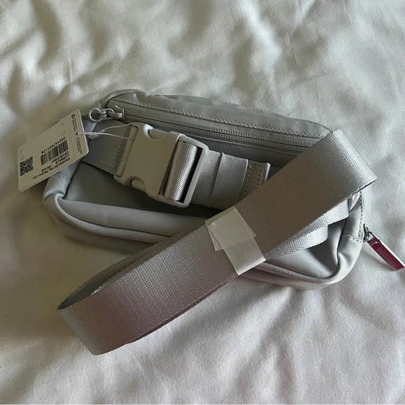 🆕 Lululemon Everywhere Belt Bag - Vapor Persian Violet - Picture 3 of 5